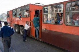 Camellos neboli Metro-bus, neustále přecpán lidmi